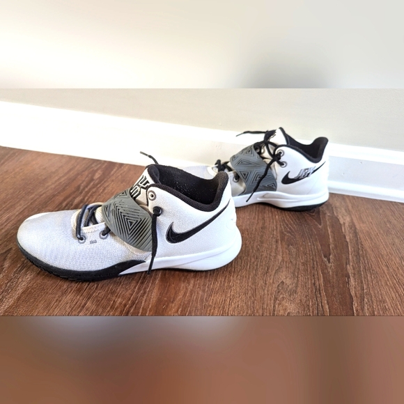 Nike Kyrie Flytrap III JBY size